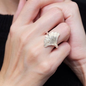 BAGUE SOLIDE DE GINKGO, bague de ginkgo, bague faite main, bague de ginkgo argentée, bague de feuille, ginkgo argenté, bijoux de ginkgo, bague de fleur, bague de nature, ginkgo