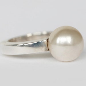 BAND PEARL RING, pearl ring, white pearl ring, big pearl ring, pearl silver ring, pearl statement ring, unique pearl ring,pearl wedding ring zdjęcie 1