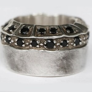 Anello medievale con zirconi neri, anello a fascia stratificata in argento sterling, anello gotico, anello audace da uomo, anello rustico in stile vintage, anello unisex