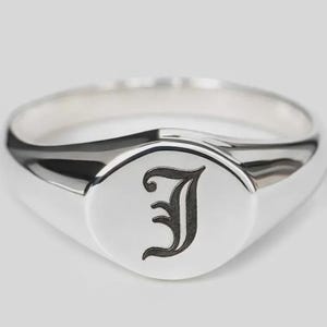 ANILLO DE SELLO CON INICIAL, anillo con inicial en inglés antiguo, anillo de sello gótico, anillo de sello, anillo personalizado, anillo con inicial, anillo con nombre, anillo con letra