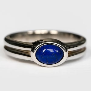 Ring i sterlingsilver med lapis lazuli, oval ring med blå ädelsten, minimalistisk armband med bezel, stapelbar födelsesten, handgjorda smycken