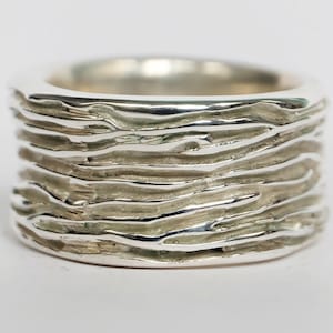 ANILLO CON MOVIMIENTO DE ONDAS, anillo de plata pesado, anillo con pliegues, anillo grueso llamativo, plata esterlina sólida ancha, joyería llamativa, anillo de plata sólida
