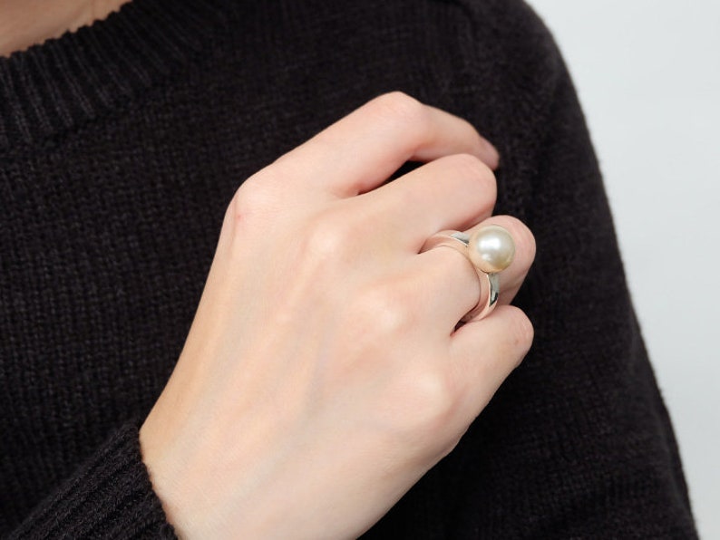 BAND PEARL RING, pearl ring, white pearl ring, big pearl ring, pearl silver ring, pearl statement ring, unique pearl ring,pearl wedding ring zdjęcie 4