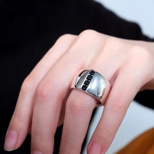 Anello largo in argento, anello con zirconi neri verticali, anello da uomo in argento sterling, anello gotico unisex, gioiello moderno e audace, anello massiccio