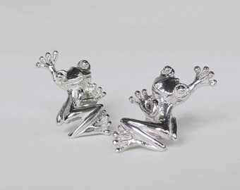 frog earrings, frog stud earrings, earrings with frog, frog in jewelry, animal earrings, silver stud, silver earrings, animal jewelry, frog