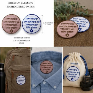 Könnte beinhalten: Gestickte Aufnäher mit dem Text "Priestly Blessing" und hebräischen Schriftzeichen, 5,7 cm Durchmesser. Erhältlich in Rosa und Blau mit einem Davidstern. Aufbügelbare oder aufzunähende Aufnäher, geeignet für verschiedene Anwendungen.