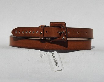 TULI - Cinturón artesanal de mujer en vaca toscana real con hebilla vendada y tachuelas. Altura 2,5 cm. Hebilla recubierta. Tachonado