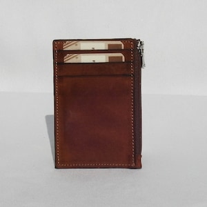 CREDIT CARD PORTAMONETE - Porta carte di credito con zip portamonete in vera pelle di vacchetta ingrassata. Artigianale. Incisione iniziali