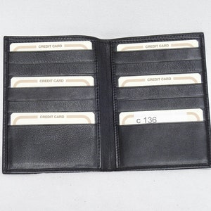 PORTAPASSAPORTO - Portafoglio nero in vera pelle con 14 scompartimenti porta credit card. Presenza di sottotasca porta passaporto Made Italy