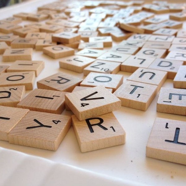 Scrabble Tiles - Perfekt zum Basteln! - 100 Alphabet Plättchen aus Holz mit schwarzen Buchstaben & Zahlen