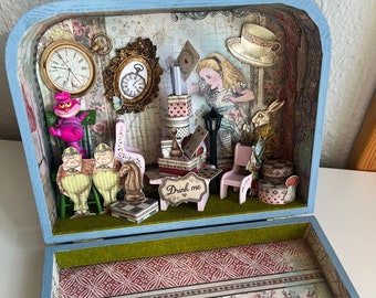 Miniatures fantastiques avec Scrap diorama Alice au Pays des Merveilles roombox valise décorée