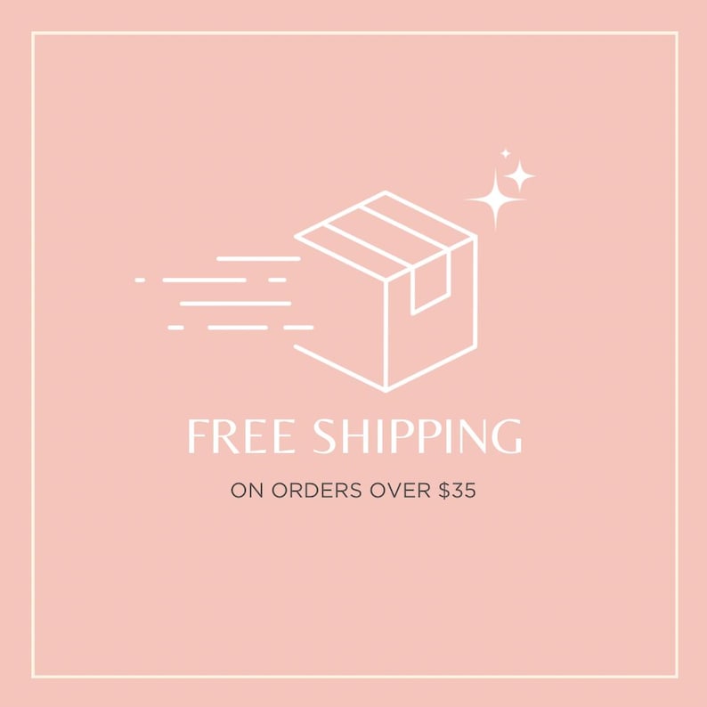 Pu&ograve; includere: Un disegno a tratto bianco di una scatola con linee di movimento e due stelle su sfondo rosa. Le parole "FREE SHIPPING" sono in bianco, con il testo "ON ORDERS OVER $35" sotto.