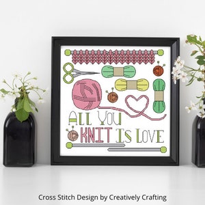 Peut inclure: Modèle de point de croix avec un peloton de laine rose, vert et jaune, des aiguilles à tricoter, des ciseaux et le texte "All You Knit Is Love".