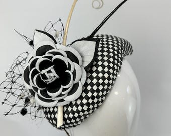 Monochrome druppel met een leren camelia met zwart-witte bies