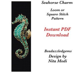Op de afbeelding: Een kralen zeepaardje charme ontwerp in tinten van teal, tan en goud, tegen een zwarte achtergrond. De tekst luidt "Seahorse Charm" en "Instant PDF Download". Het ontwerp is van Nita Modi.