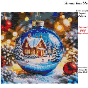 以下が含まれることがあります： 雪に覆われた家、常緑樹、赤いドアが特徴の冬のシーンがある青いクリスマスオーナメント。オーナメントは金属製のトップがあり、ボケライトやその他の装飾品に囲まれています。画像には「Xmas Bauble」と「Instant PDF Download」という文字が書かれています。