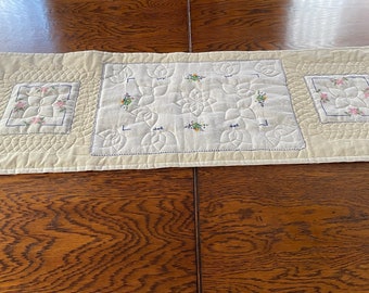 Vintage Table Runner, Quilted Table Runner, Vintage Linens, Handmade Table Runner, Vintage