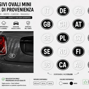 Può includere: Una collezione di adesivi ovali con codici paese in bianco e nero, con abbreviazioni a due lettere come IT, DE, FR, ES, GB, CH, AT, NL, BE, PL, CZ, DK, SE, NO, FI, PT, US, CA e AU, disposti su una griglia con un'auto con adesivo IT.
