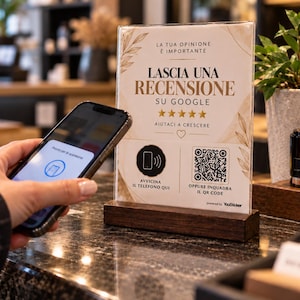 Könnte beinhalten: Ein durchsichtiges Acrylschild in einem dunklen Holzsockel mit dem Text LA TUA OPINIONE È IMPORTANTE, LASCIA UNA RECENSIONE SU GOOGLE, fünf goldenen Sternen und einem QR-Code. Das Schild enthält Anweisungen zum Scannen mit einem Smartphone.