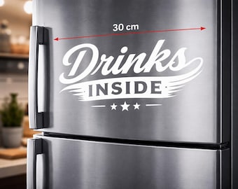 Adesivo “Drinks Inside” per Frigorifero | Sticker Prespaziato Cucina Bar | Vinile Decorativo 30x15 cm | Idea Regalo Originale
