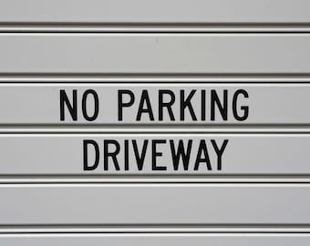Adesivo sticker per serrande garages parcheggi, indica il divieto di sosta del tuo accesso al garage