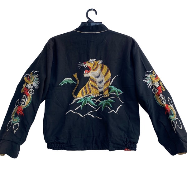 Extrêmement rare veste souvenir Sukajan des années 1940 matelassée dragon doublé de satin et tigre brodé à la main