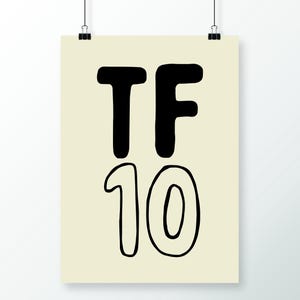 Pode incluir: Um p&ocirc;ster bege com texto preto que diz "TF 10" em uma fonte manuscrita divertida.