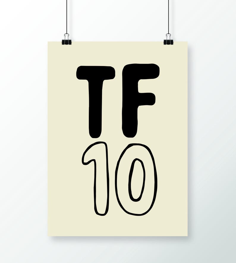 Pode incluir: Um p&ocirc;ster bege com texto preto que diz "TF 10" em uma fonte manuscrita divertida.
