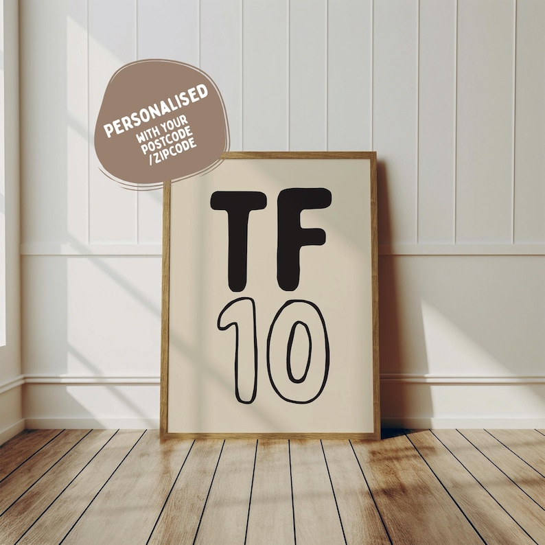 Pode incluir: Uma impress&atilde;o emoldurada com fundo bege e texto preto que diz "TF 10".