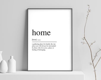 Puede incluir: Arte de pared imprimible en blanco y negro con la palabra "home" definida como un lugar de reunión para la familia, el único lugar donde siempre estarás rodeado de aquellos que te aman, un lugar o un sentimiento de pertenencia.