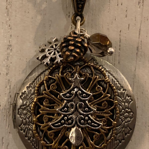 Petite Victorian Christmas Tree Locket