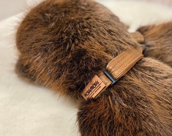 Long mittens, real beaver fur, leather palms and removable fleece lining, Adjustable leather straps at the wrist.