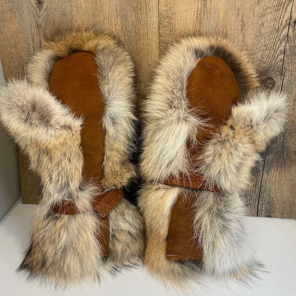 ALASKA model, long flared mittens in suede-finish sheepskin and fox fur on the top. Adjustable leather wrist straps