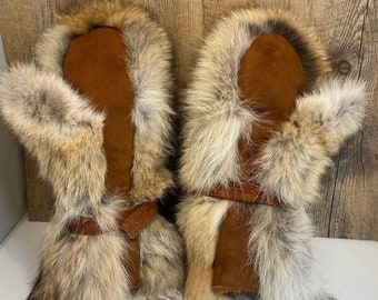 ALASKA model, long flared mittens in suede-finish sheepskin and fox fur on the top. Adjustable leather wrist straps