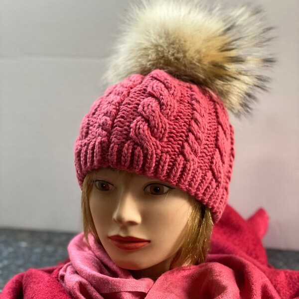 Pompon géant en raton naturel amovible monté sur tuque , Ensemble 3 morceaux :tuque, pompon géant raton  et pashmina rose fushia