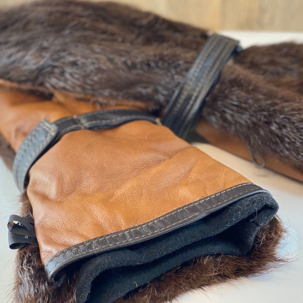 Long mittens, real beaver fur, leather palms and removable fleece lining, Adjustable leather straps at the wrist.