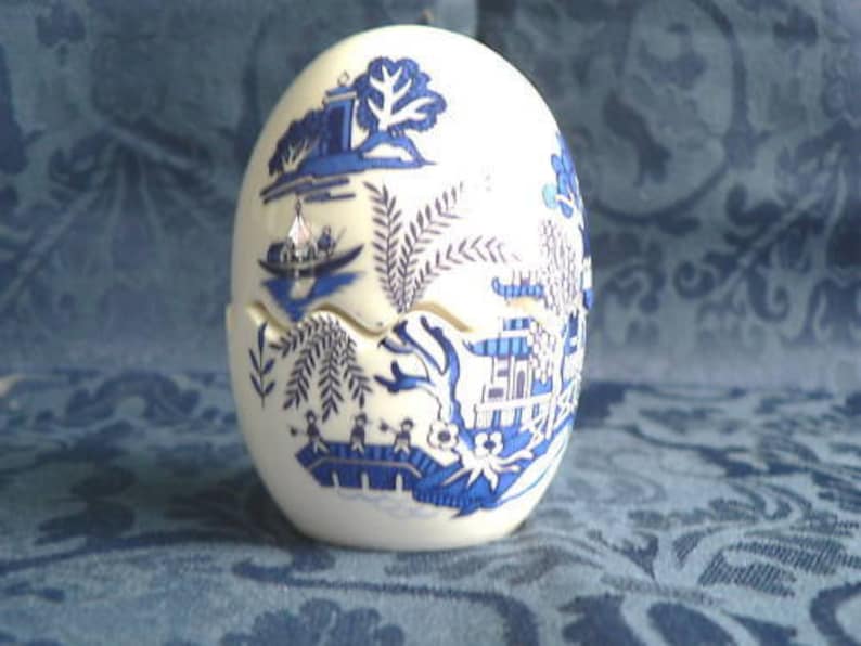 Blue willow cruet salt /& pepper set Bone china shaped 2 piece egg shaped salt and pepper set