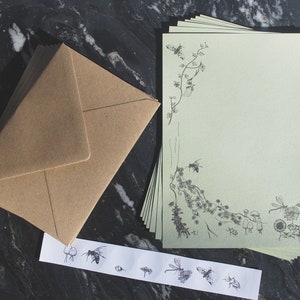 Set d'écriture Woodland. Ensemble de papeterie respectueux de l'environnement fabriqué avec du papier recyclé. Un coffret cadeau pour les jardiniers ou les amoureux de la faune image 1