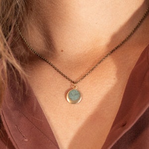 Girocollo geometrico in CEMENTO colorato disponibile in 5 colori. Collana piccola geometrica, elegante e minimale. Cerchio ottone