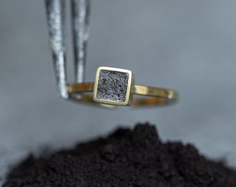 Square rings in cement and brass. Cube ring in cement available in 5 colors. Adjustable brass ring