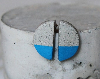 HALFMOON earrings made in CONCRETE with BLUE electric details, made by hand. Perfect for a colorful, minimal and indistrial style.