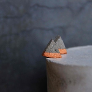 TRIANGLE CONCRETE earrings with copper details. Contemporary jewel, modern industrial design with geometry architectural lines