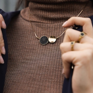 Necklace in geometric colored CEMENT. Elegant and minimal necklaces with brass inserts. Available in 2 shapes and 2 different colors imagen 1