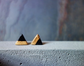 TRIANGLE BLACK CONCRETE earrings with gold metals details. A perfect Valentine gift for the lovers of geometric, minimal style