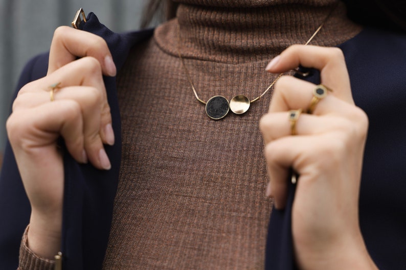 Necklace in geometric colored CEMENT. Elegant and minimal necklaces with brass inserts. Available in 2 shapes and 2 different colors imagen 1