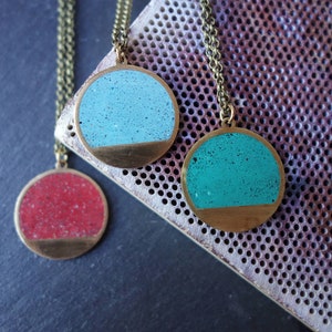 CHOKER Geometric necklace in colored CEMENT. Small geometric necklace, elegant and minimal. Brass circle image 2