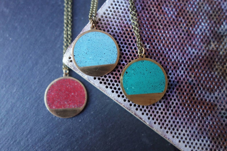 CHOKER Geometric necklace in colored CEMENT. Small geometric necklace, elegant and minimal. Brass circle image 2