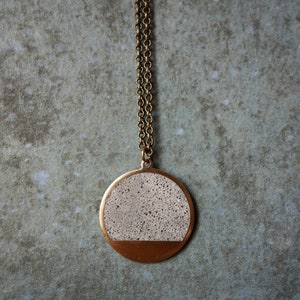 CHOKER Geometric necklace in colored CEMENT. Small geometric necklace, elegant and minimal. Brass circle image 6