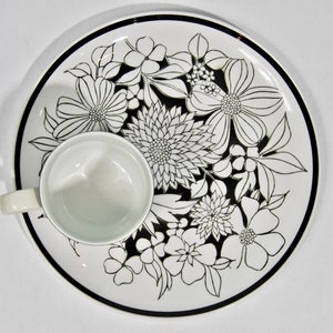 Vintage Cera-Stone Mid-Century &quot;Bouquet&quot; snack plates with cups