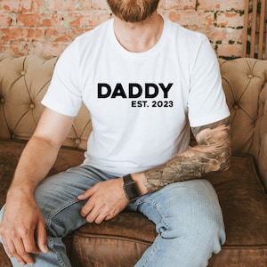 Daddy Est 2024 Shirt, Daddy Est 2022 Tee, Cute Daddy T-Shirt, New Dad Shirt, Dad Reveal Shirt, Gift for Dad, Dad Est Shirt Tee, Custom Year